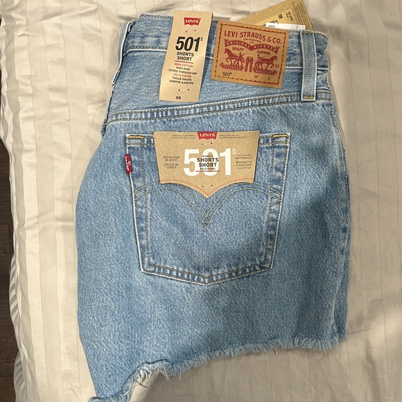 501 Women’s Shorts size 30. - Picture 3 of 3